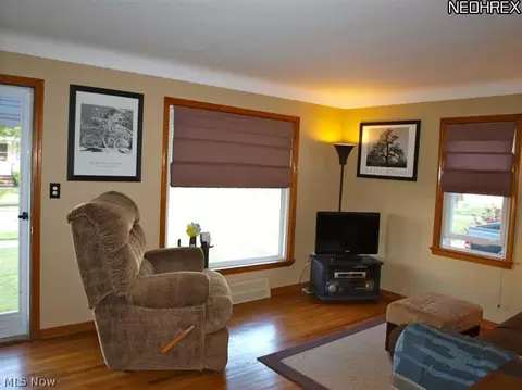 862 E 209th St, Euclid, OH 44119 photo 3