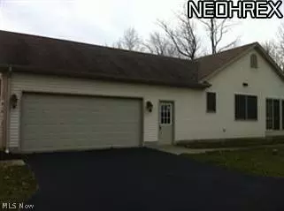 5500 Walnut Grove Cir, Struthers, OH 44471 photo 2