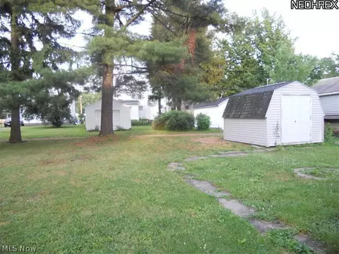 413 Cherry Ave, Niles, OH 44446 photo 3