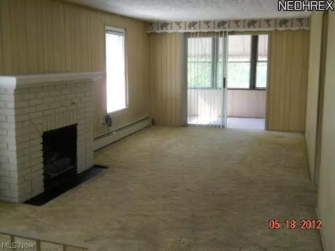 756 Point Dr, Akron, OH 44319 photo 2