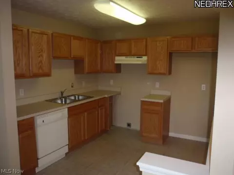186 Meander Ln, Elyria, OH 44035 photo 4