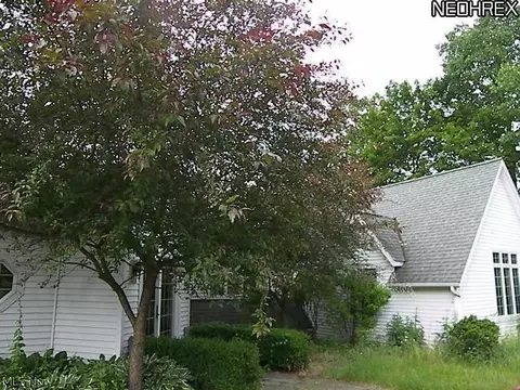 7635 Fields Rd, Chagrin Falls, OH 44023 photo 3