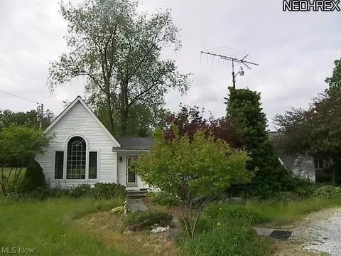 7635 Fields Rd, Chagrin Falls, OH 44023 photo 2