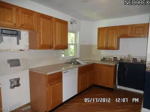 126 Caroline St, Elyria, OH 44035 photo 2