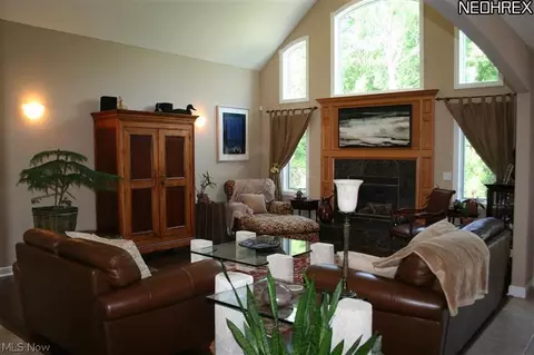 8136 Rainbow Dr, Concord, OH 44077 photo 2