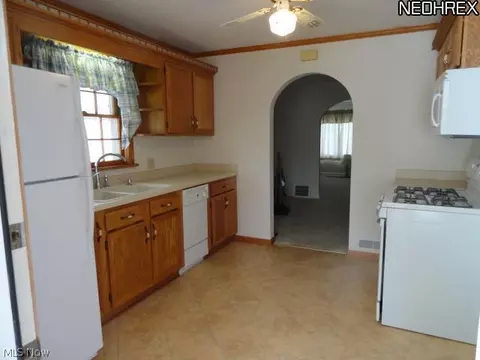 1106 E Maple St, North Canton, OH 44720 photo 5
