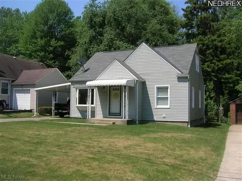 92 Hawk Ave, Akron, OH 44312 photo 2