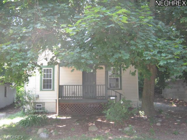 520 Flora Ave, Akron, OH 44314 photo 2