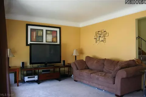 621 Dickerson Rd, Willowick, OH 44095 photo 2