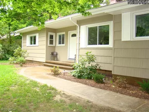 323 Downing Dr, Chardon, OH 44024 photo 2
