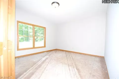 9065 Knotty Pine Ln, Chardon, OH 44024 photo 4