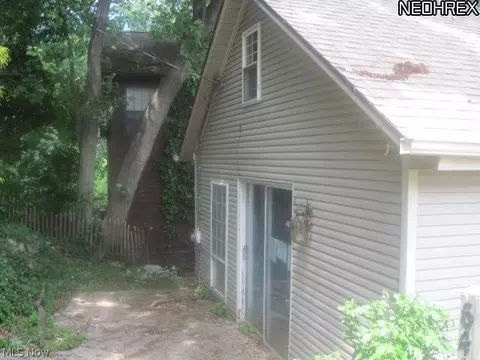 641 Fruit Dr, Akron, OH 44319 photo 2