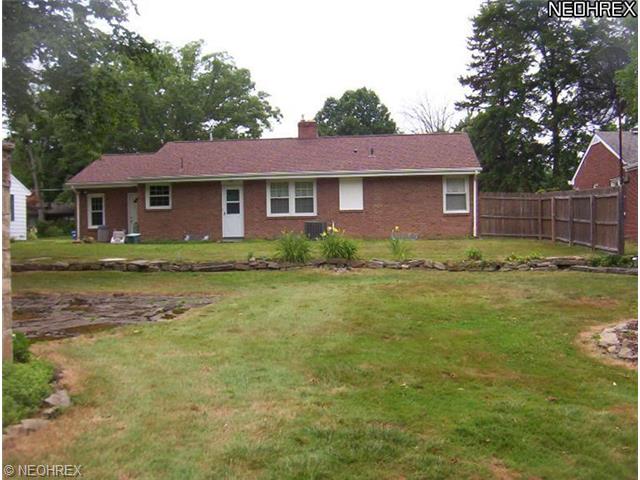 3911 Dover Rd, Youngstown, OH 44511 photo 2
