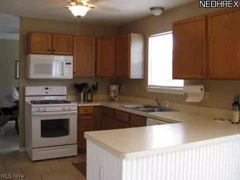 105 Cedar Gln, Chardon, OH 44024 photo 3