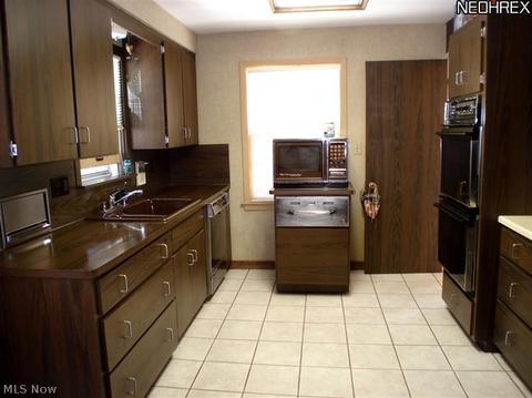 910 E 245 St, Euclid, OH 44123 photo 8
