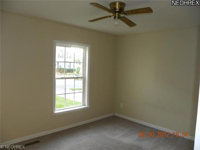 254 Warren Ave, Elyria, OH 44035 photo 3