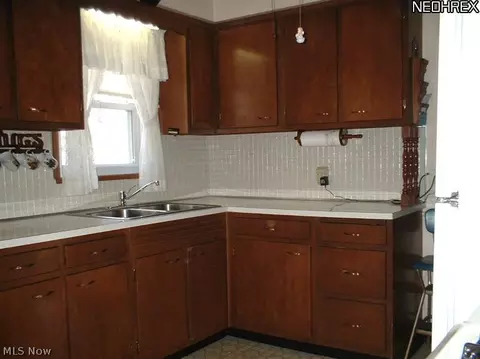 835 E 216th St, Euclid, OH 44119 photo 2