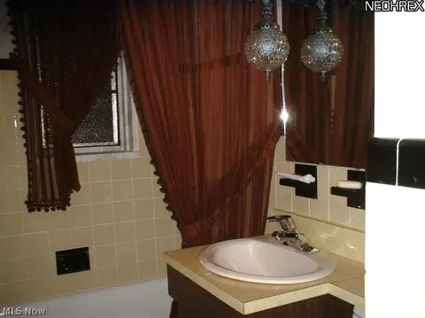 835 E 216th St, Euclid, OH 44119 photo 3
