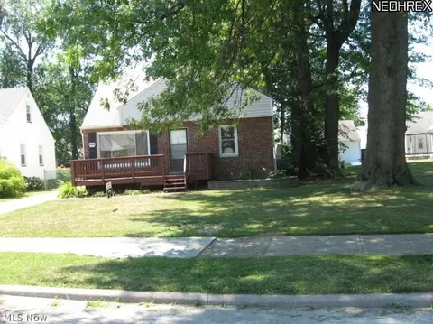 484 E 253rd St, Euclid, OH 44132 photo 1