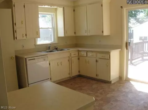 484 E 253rd St, Euclid, OH 44132 photo 6