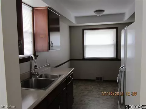 30815 Royalview Dr, Willowick, OH 44095 photo 3