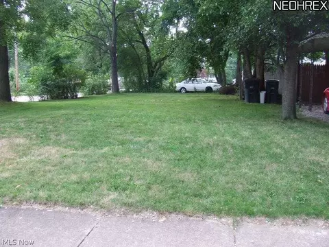 808 Ardella Ave, Akron, OH 44306 photo 2