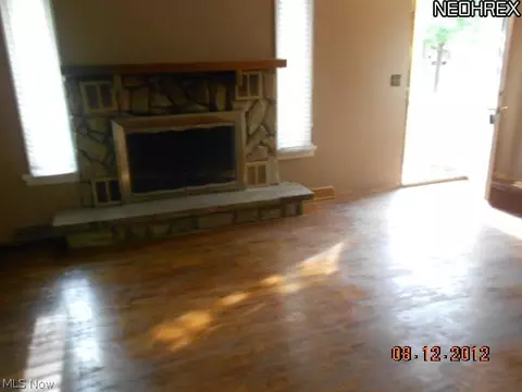 369 Windsor Dr, Elyria, OH 44035 photo 2