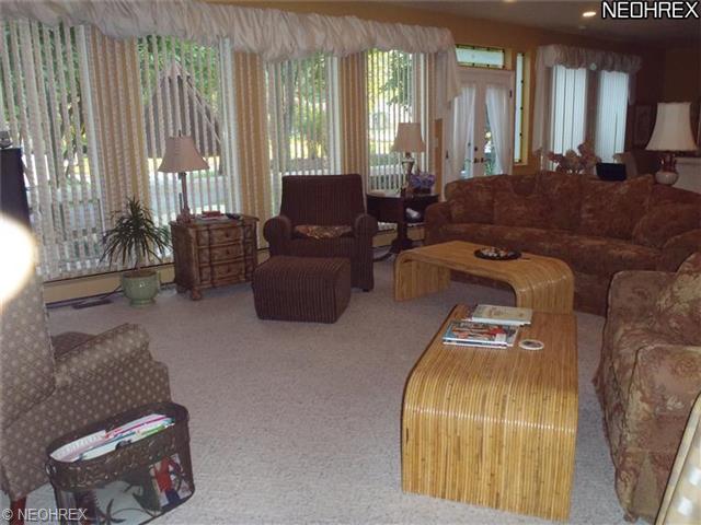 1387 Saint Albans Dr, Youngstown, OH 44511 photo 3