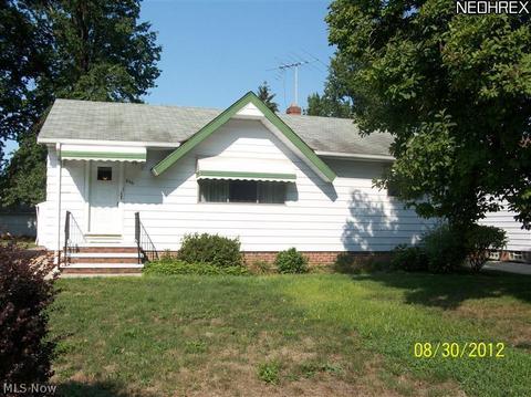 806 Charles St, Willowick, OH 44095 photo 1