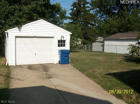 806 Charles St, Willowick, OH 44095 photo 3