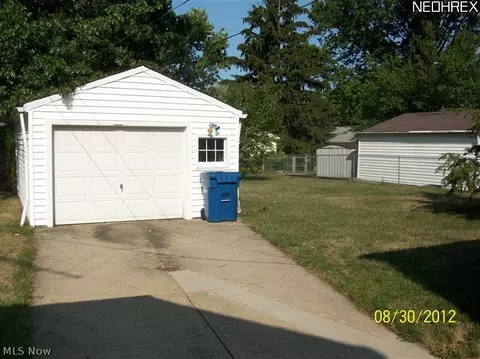 806 Charles St, Willowick, OH 44095 photo 3