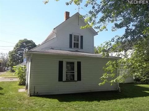 304 W Line St, Minerva, OH 44657 photo 3