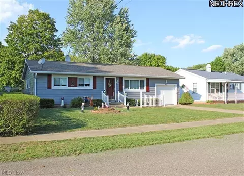 811 Lakeview Dr, Dover, OH 44622 photo 1
