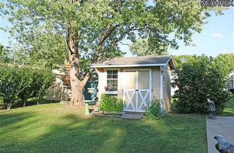 811 Lakeview Dr, Dover, OH 44622 photo 3