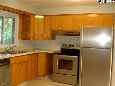 1663 Van Lynn Rd, Akron, OH 44306 photo 3