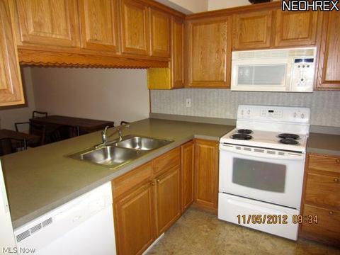 106 Legend Trl, Willowick, OH 44095 photo 13