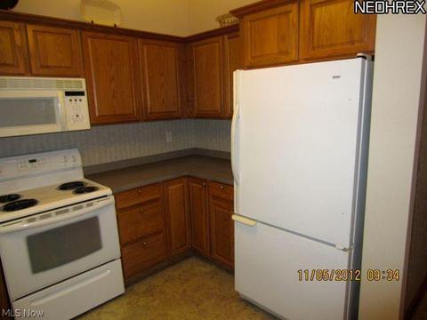 106 Legend Trl, Willowick, OH 44095 photo 14