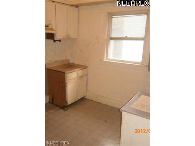 127 Charles Ct, Elyria, OH 44035 photo 2