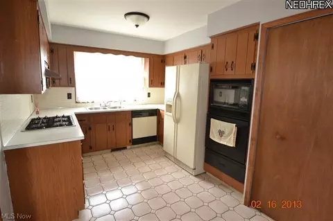 32900 Arthur Rd, Solon, OH 44139 photo 3