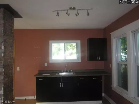 2425 Burton St, Warren, OH 44484 photo 4