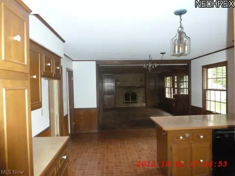 1060 Westport Dr, Youngstown, OH 44511 photo 2