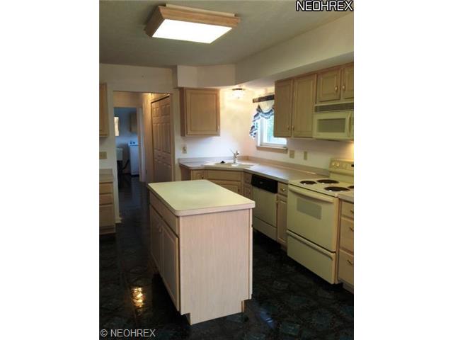 8361 Lanmark Dr, Mentor, OH 44060 photo 2