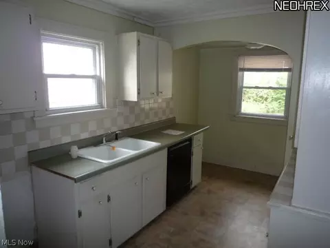 988 Oakland Ave, Akron, OH 44310 photo 2
