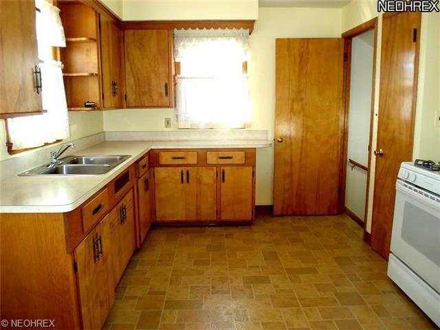 655 E 240 St, Euclid, OH 44123 photo 3