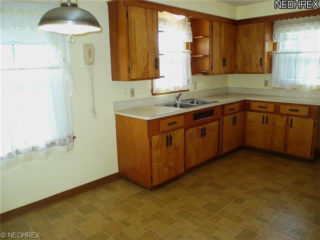 655 E 240 St, Euclid, OH 44123 photo 8