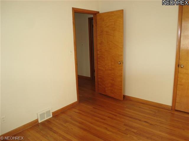 655 E 240 St, Euclid, OH 44123 photo 9