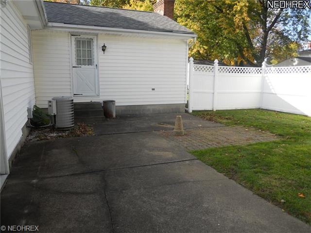 916 Edenridge Dr, Youngstown, OH 44512 photo 6