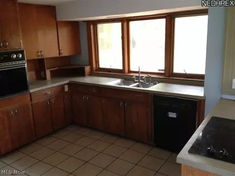 400 Strader Rd, Akron, OH 44305 photo 3