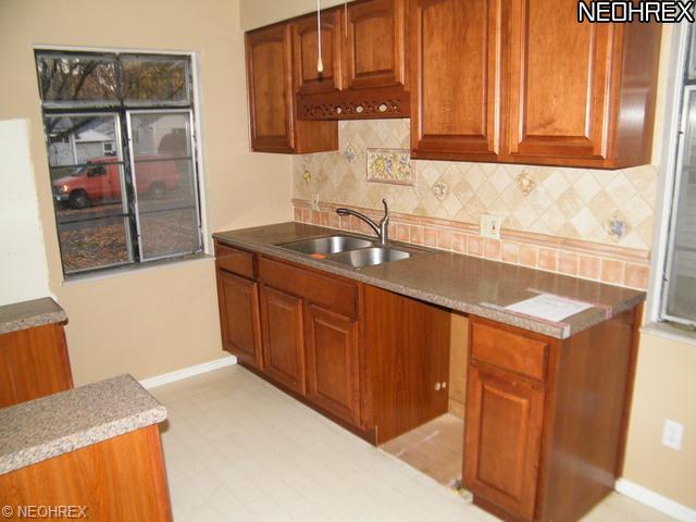 405 Henry St, Elyria, OH 44035 photo 6
