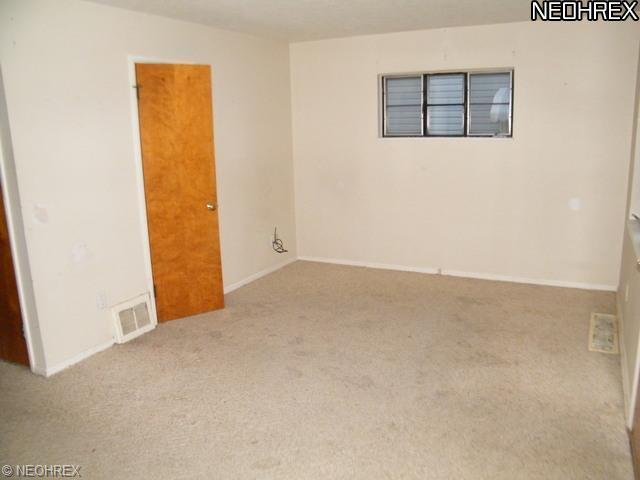 405 Henry St, Elyria, OH 44035 photo 4